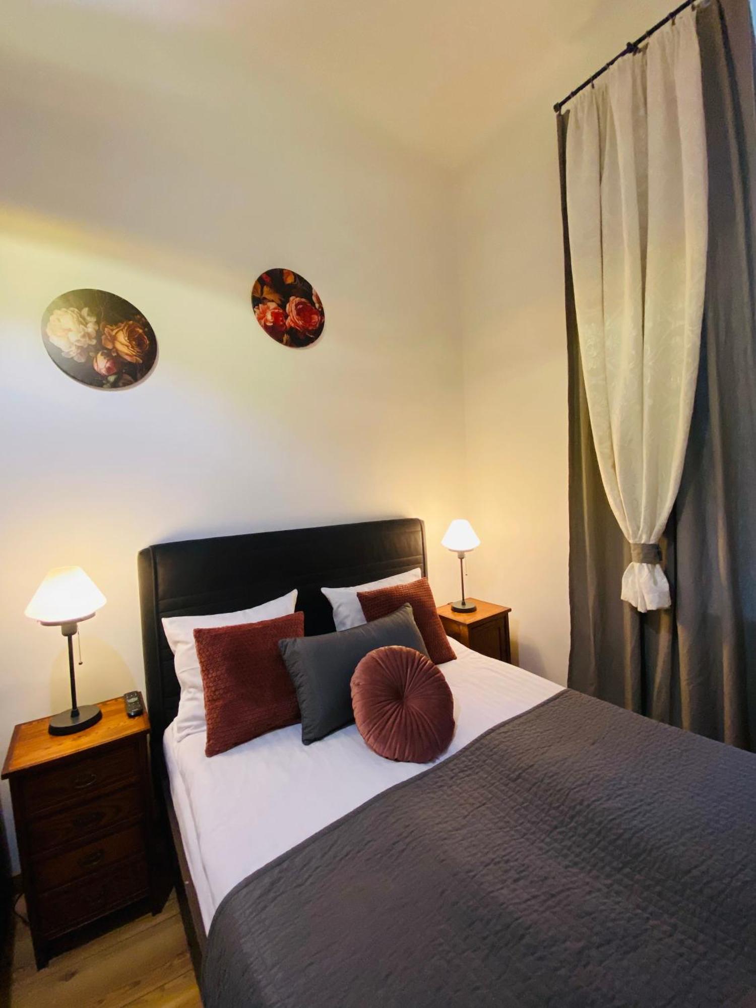 Apartament & *