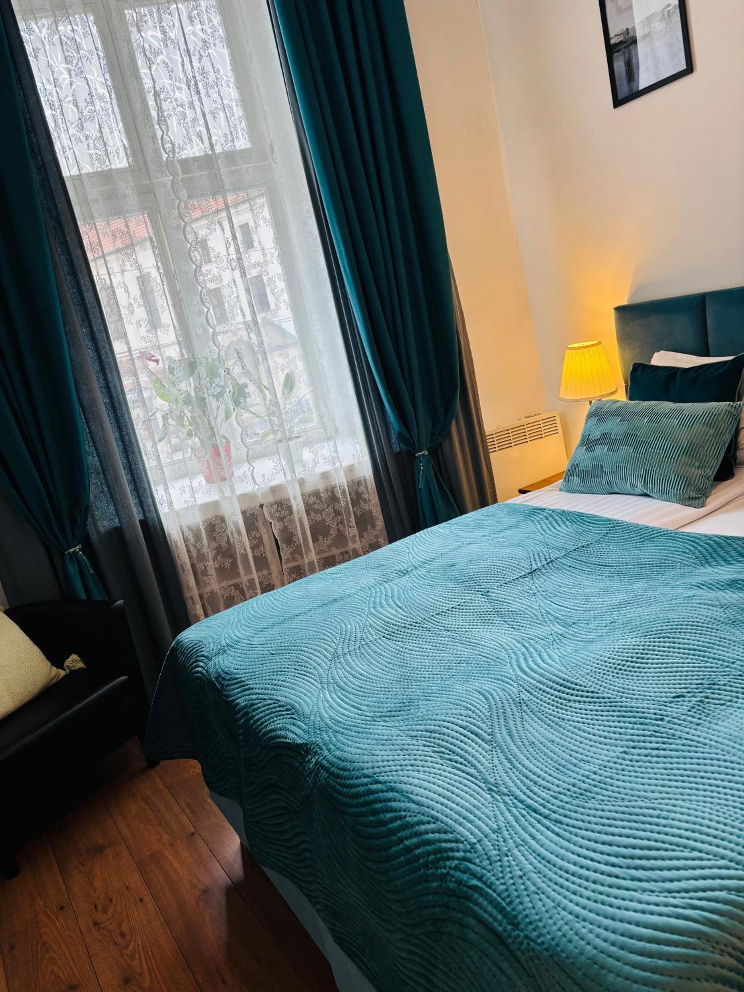 & Apartament