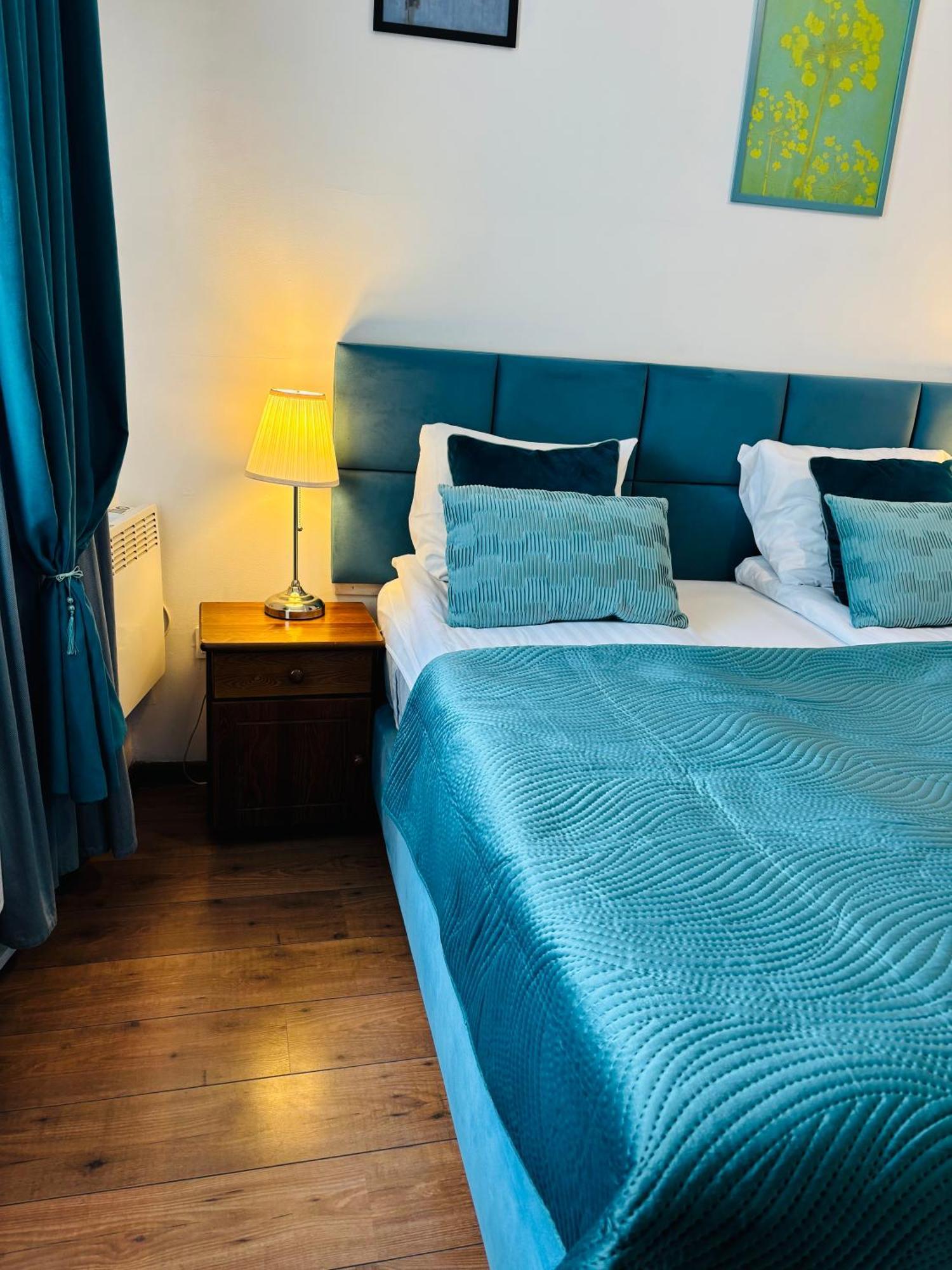 Apartament & *